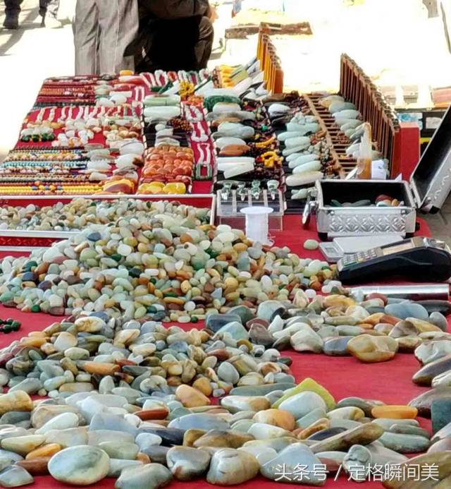 商贩摆地摊卖玉石 有人说成堆的都是和田玉 您看是真的吗