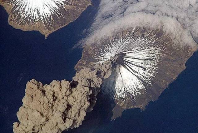 这座火山位于美国阿拉斯加州中部的阿留申群岛中的邱基纳达克岛,北纬