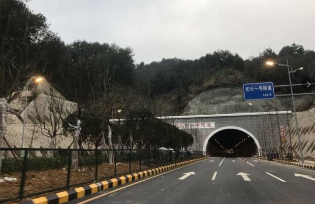 双向6车道,沥青平整 △隧道与沿途的灯光已安装 孟溪路通车在即 花溪