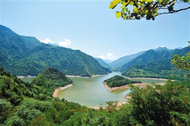 巍巍秦岭,山环水绕. (记者 王旭东 摄 资料图片)