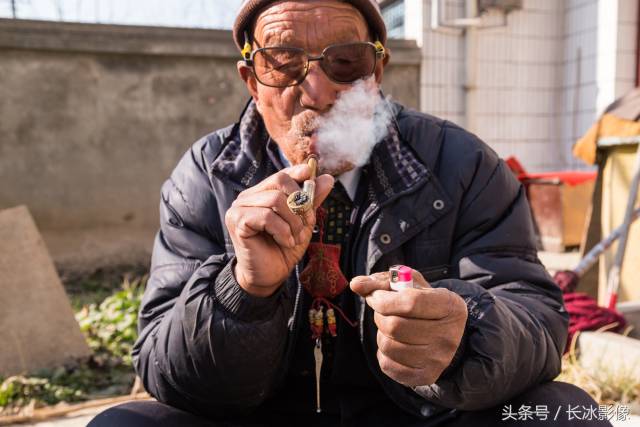 抽烟袋的关中老汉大都60开外 几十年后烟袋杆会不会失传
