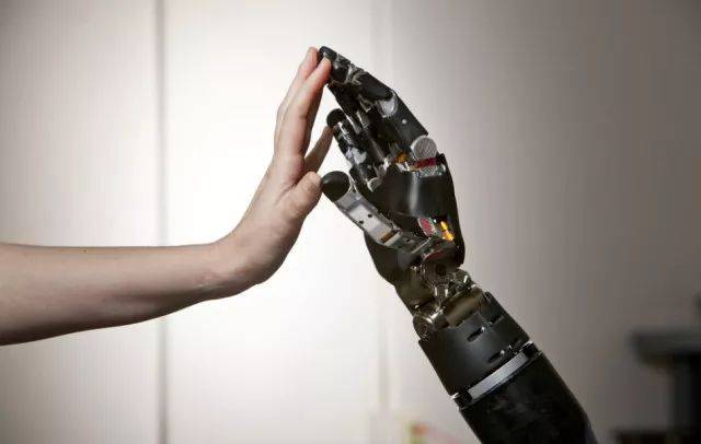 以下是现实中的机械手臂