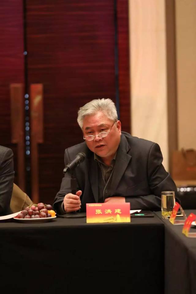 陕西省联谊会会长魏亚云和西安恒丰酒文化有限公司董事长刘文平共同