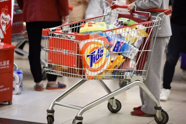 看着四面萦绕的零食,还有满满当当的购物车,幸福指数直线飙升!