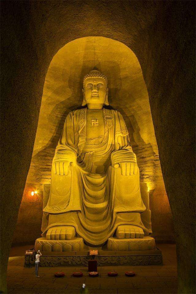 (万佛洞中33米高的"洞中座佛"像)