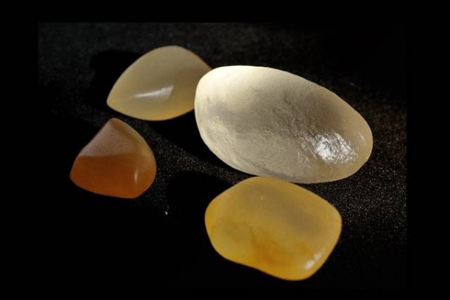 新疆“金丝玉”，我国独有的品种！古丝绸之路玉石！_搜狐网