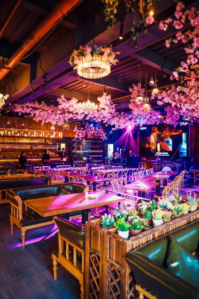 花海 酒吧=拍照圣地!顺德呢家音乐餐吧,竟将成个花园搬来了!