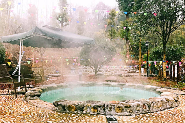 健康,养生,温泉,拓展培训于一体的度假村 位于鹤鸣山自然生态保护区内