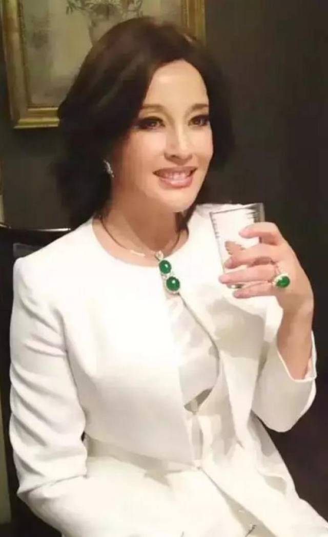 刘晓庆收藏价值12亿的7色翡翠曝光!翡翠女王就是美得让人沉醉!