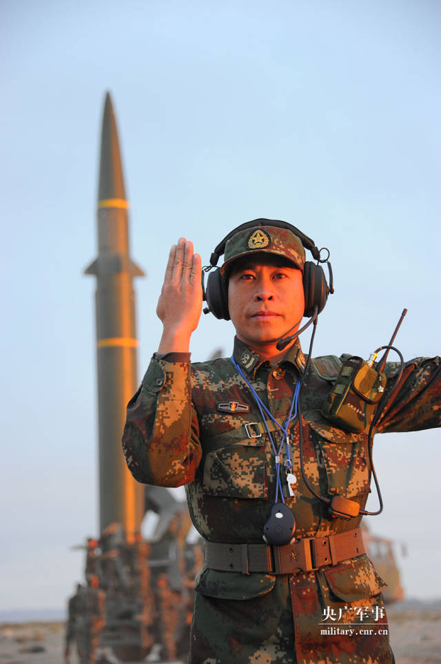 何贤达指挥训练.王杰摄