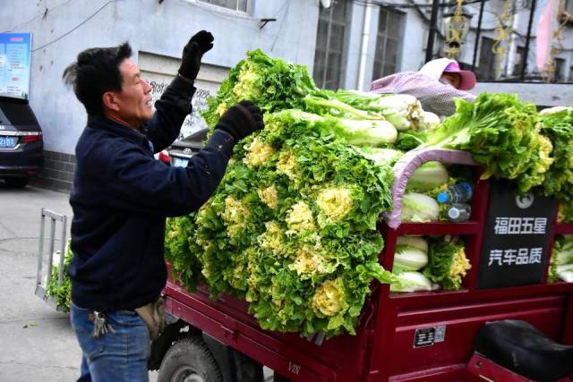 城裡人真摳買白菜要砸價把農村賣菜大嫂惹急了差點要吵架