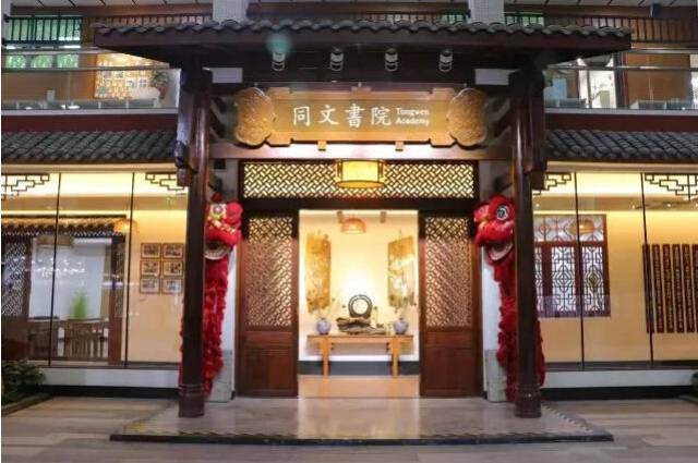 华师附外的同文书院,不仅仅完美的复制了150年前广州同文馆的外形,更