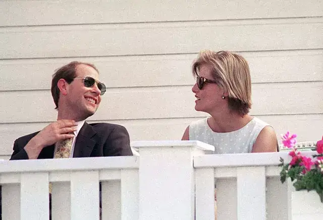 青梅竹马,一见钟情,亲友牵线,这些英国王室cp是如何邂逅彼此的