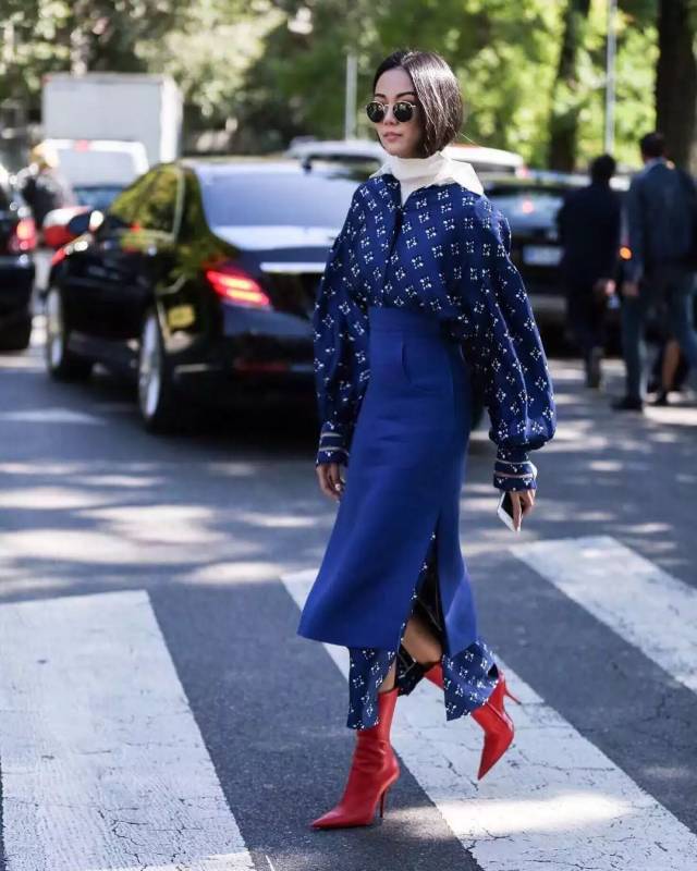 深蓝色的套装用一点暗红色做点缀,正好可以降低套装的惹眼,变得低调又