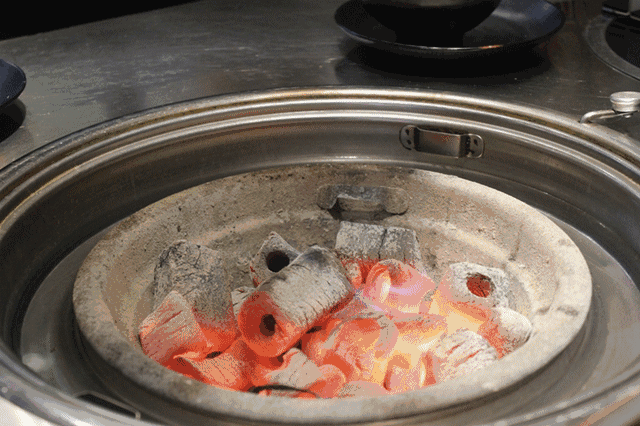 传统炭火烤制,烤肉就要配最纯正的炭火,这才是一次完美烤肉体验的前提