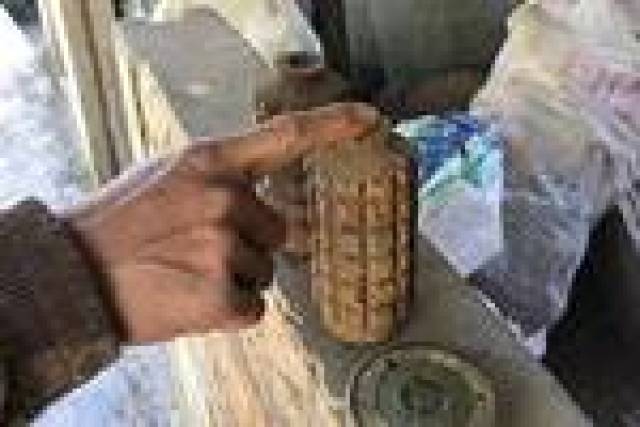 当地排雷高手王开学挖到的绊发雷菠萝雷以及月饼形状的防步兵地雷