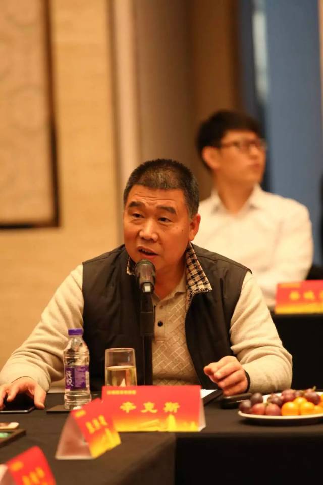 陕西省联谊会会长魏亚云和西安恒丰酒文化有限公司董事长刘文平共同