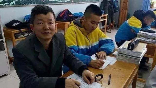 昌吉州二中地理男神速画世界地图只要102秒