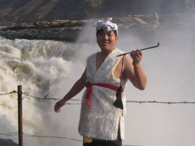 在广袤无垠的黄土高原上,生活着一群黢黑健壮,力似羯牛,声若洪钟,说话