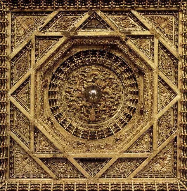 为正方形的四方井 中间为八角形的八角井 上层为斗八结构 △斗八藻井