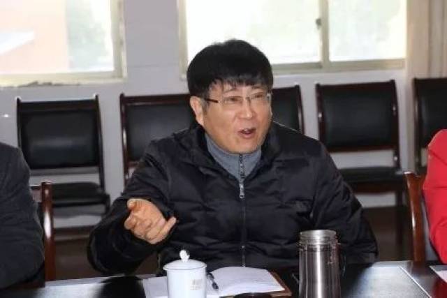 傅剑敏局长在会议上对各初中学校的办学方向,办学特色,课改等方面提出