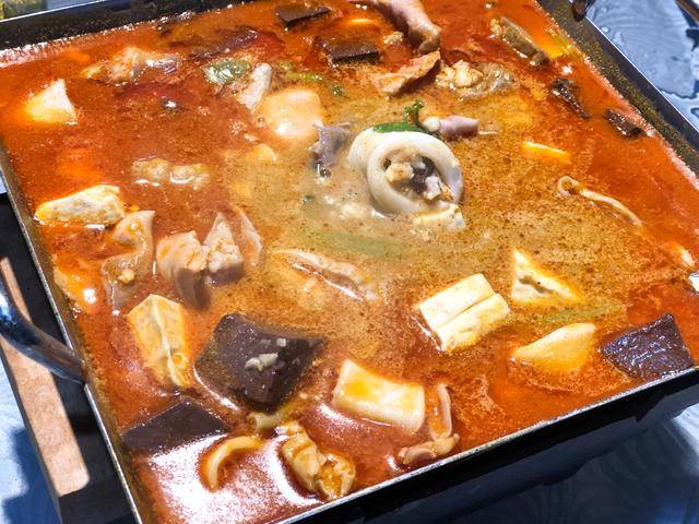 闽南人最爱的沙茶一品锅,一锅满满料浸泡在沙茶汤里,想想再加个水面就