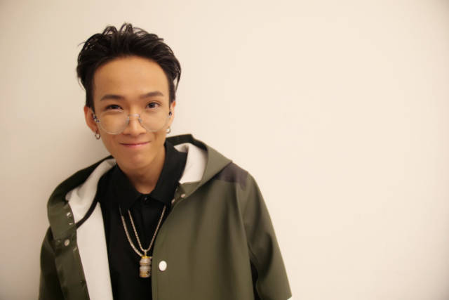 嘻哈歌手tt夜店一晚撩三女 被坐大腿拉小手