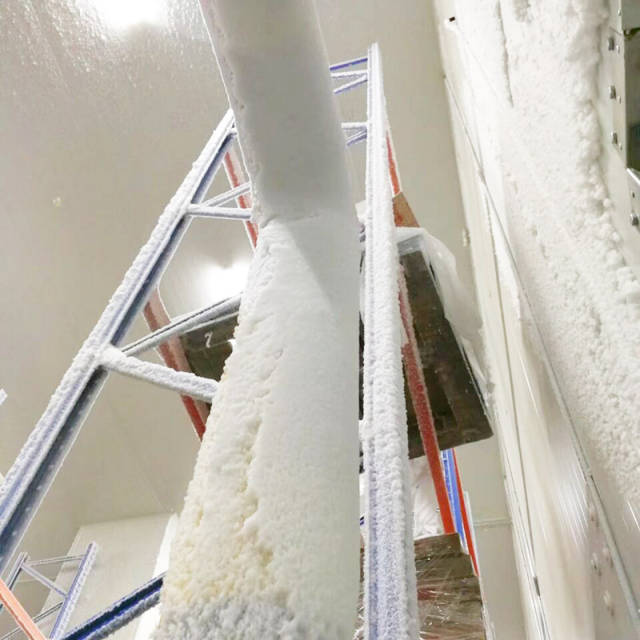 下列图中,是现场拍到的冷库其他出入口出现的霜冻现象,冷库内的温度