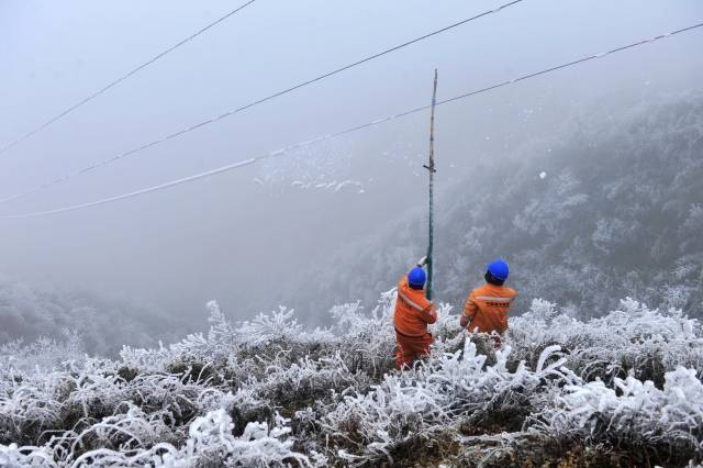梁光源/摄 经历了2008年的冰雪锤炼,贵州电网人集中力量在电网防冰,抗