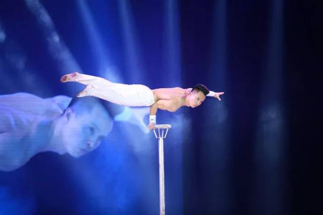 惊险又刺激的杂技表演 玩的岂止是一个心跳 高难度的特技 超魄力的