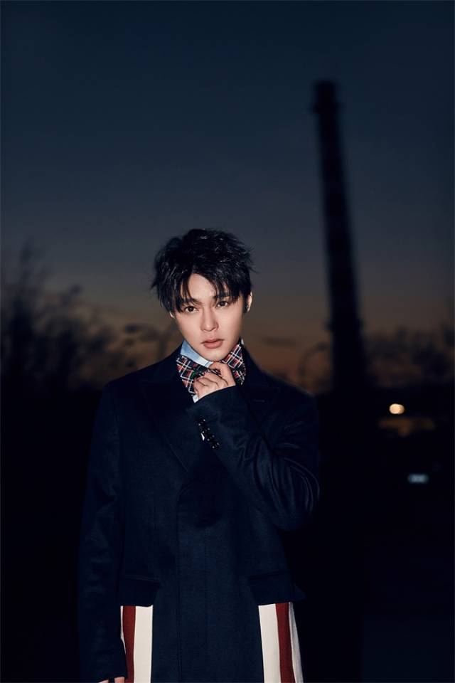 李俊辰正装大片 展示少年绅士品格