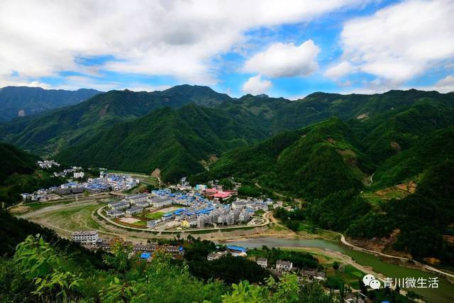 竹园镇位于青川县南部,宝成铁路穿境而过,于1992年划入青川县
