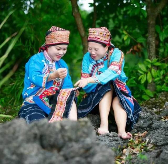 姊妹石.在石龍寨北面山頂,與背崽石相臨.