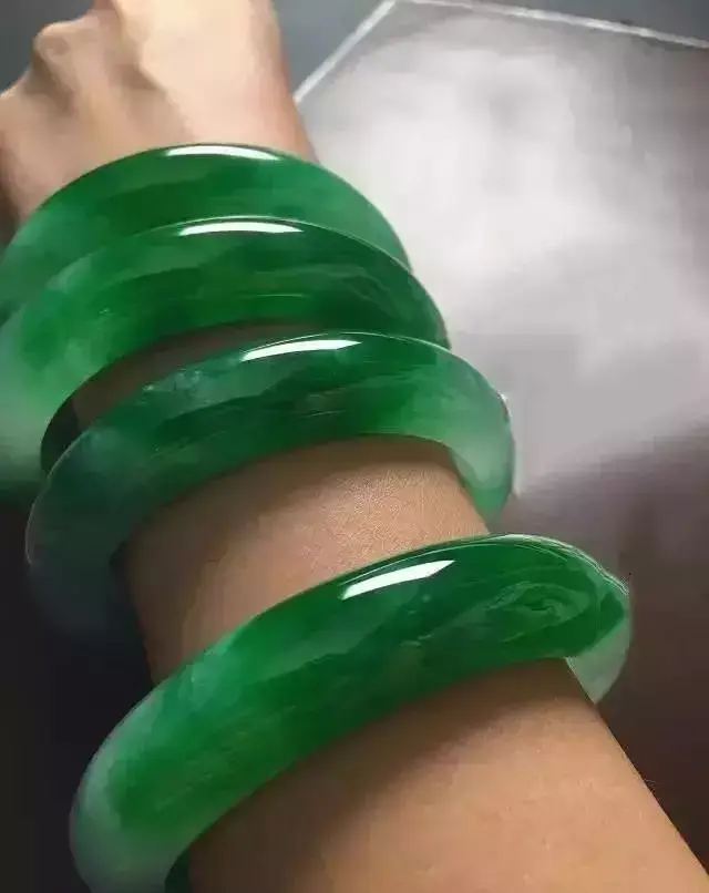 15万的木那全赌料,切出8支玻璃种帝王绿当场就有人买走4支!