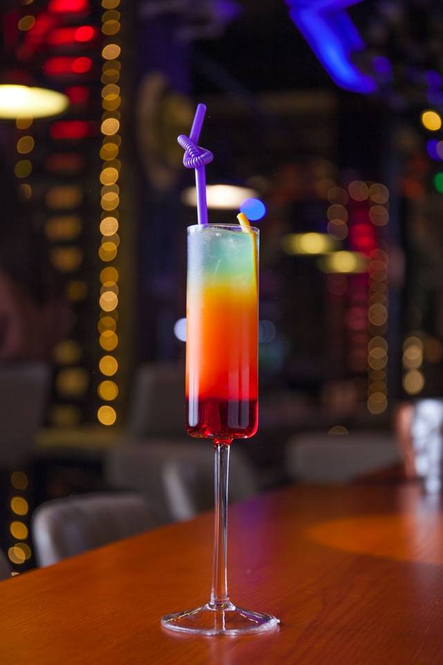 以餐厅名字为名的鸡尾酒 如鲜花天堂鸟一样颜色,多彩绮丽 叫人舍不得