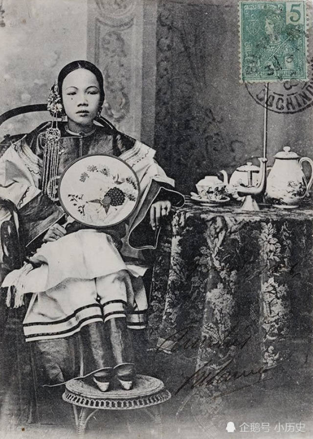 晚清女性小脚老照片 缠足的女童令人心痛