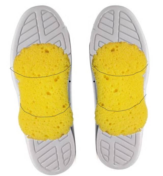 海绵吸水法 在鞋底绑两块海绵!