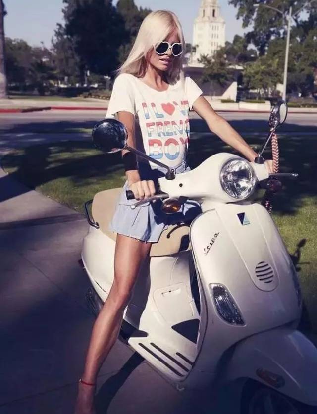 不论男女骑士,只要跨上vespa,好像就有一股特别的气质扑面而来.