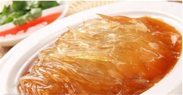 黄焖鱼翅是北京市的传统名菜,属于京菜系,北京著名官府谭家菜之一