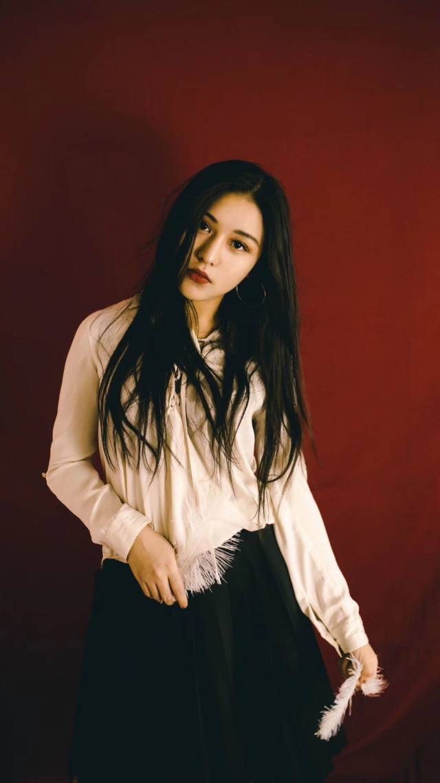 90后气质美女迪达尔引起各大媒体关注