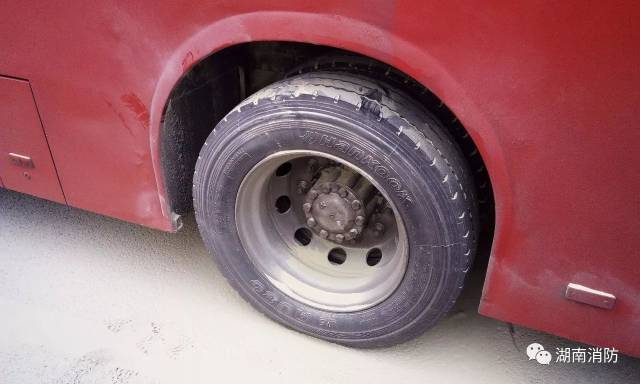 常德市经开区一辆快速公交车在行至绿地世纪城路段时左侧后轮处冒出