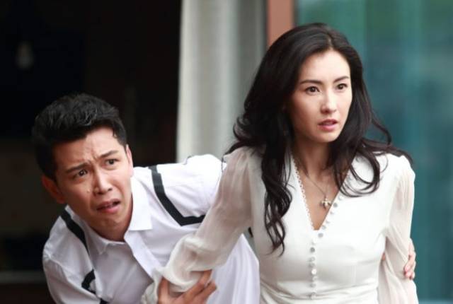 虽然徐志贤只有26岁,但柏芝在他旁边,完全没有老了十岁的感觉,反而柏