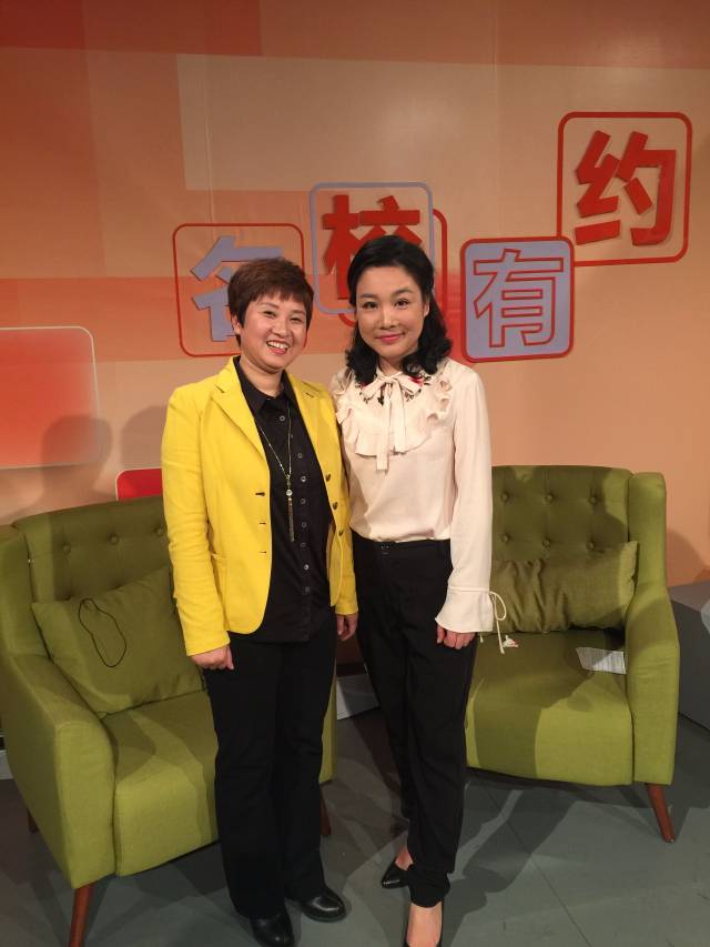 (潘云芳校长和主持人华芳)