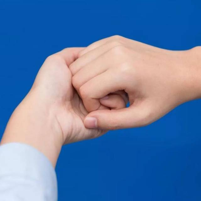 双手掌心相对,十指交叉沿指缝相互揉搓; " 攻(弓)" 弯曲一只手的各