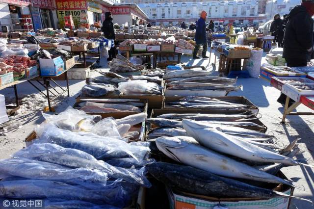 呼伦贝尔现零下40度极寒天气 菜市场满地冻货成景观