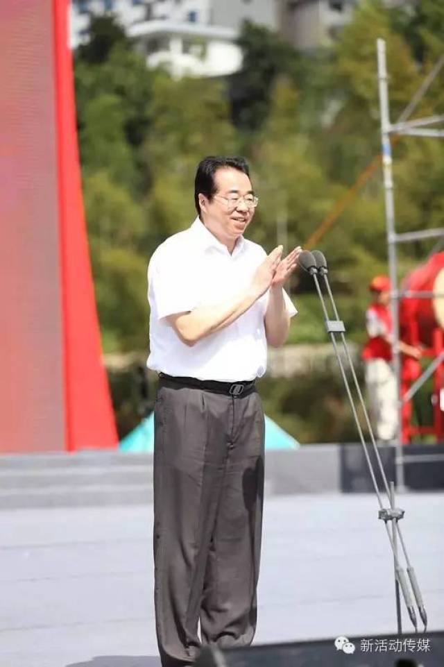 致辞并授予桂东县"全域旅游发展试点县"牌匾,桂东县县长黄峥嵘接牌