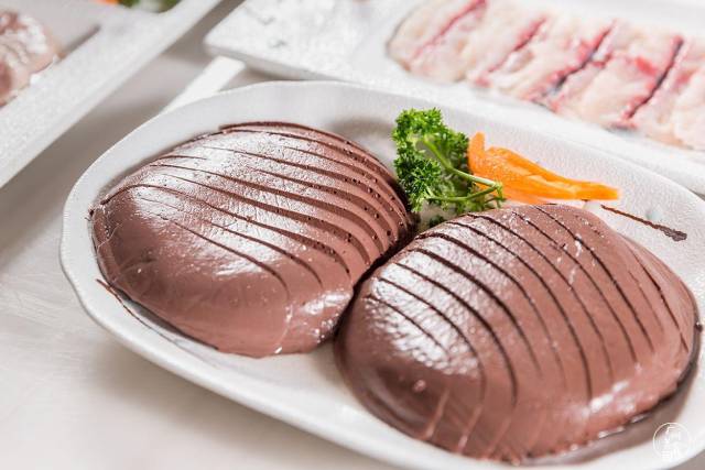 鹅血原本就是熟的,所以煮的时候不需要太久,稍微涮一涮就可以咯.