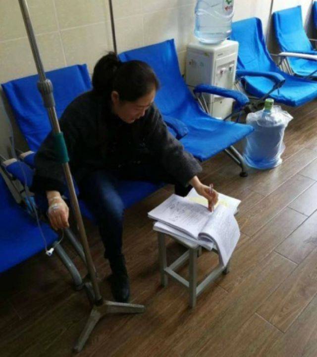 孩子得了流感进医院打吊瓶,还是躲不过写作业!