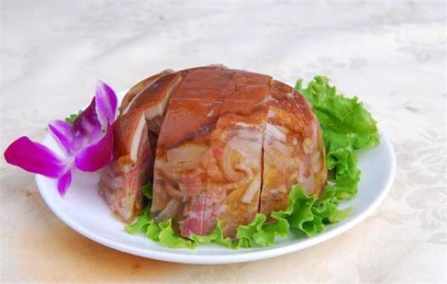 " 水晶肘子"是北京的著名菜肴之一,经过历代厨师的精心研制,逐步形成