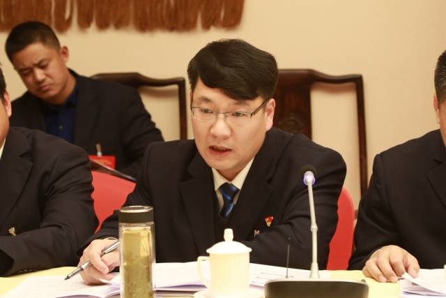 职工代表,兖州车务段兖州北站 营业部代理主任 张 彬 开发集装箱运输